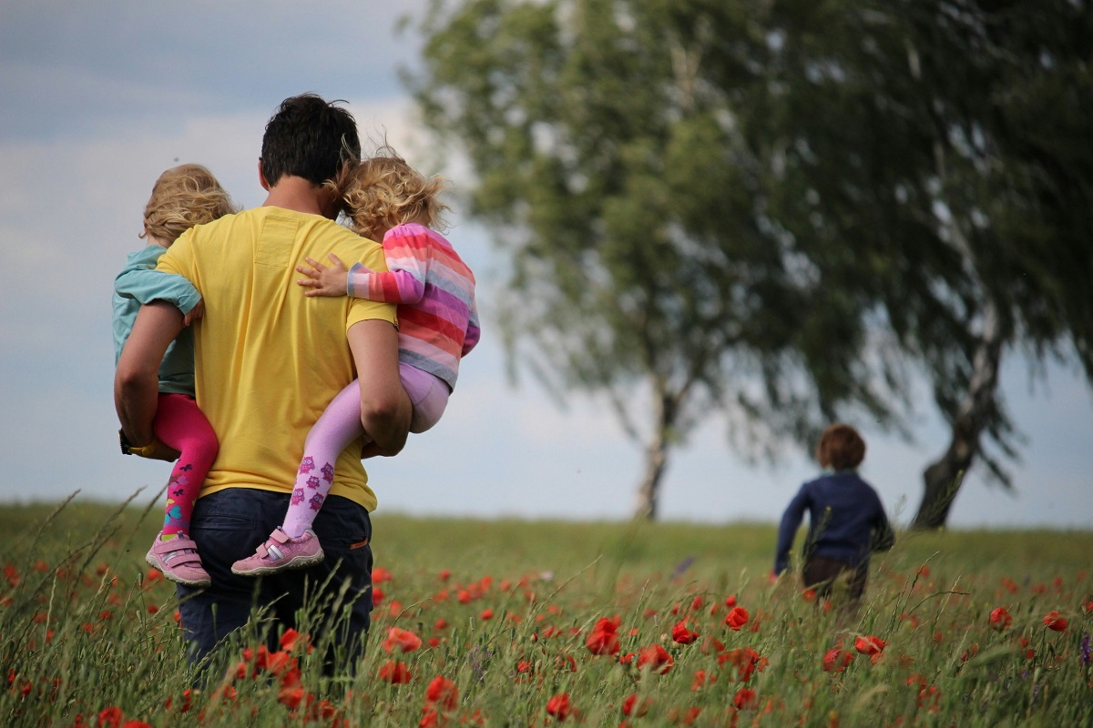 zur Pressemitteilung 128 vom 27. Mai 2025: „Zum Vatertag am 29. Mai 2025 <br><thin>Mehr Väter mit minderjährigen Kindern im Haushalt</thin>“ im PDF-Format